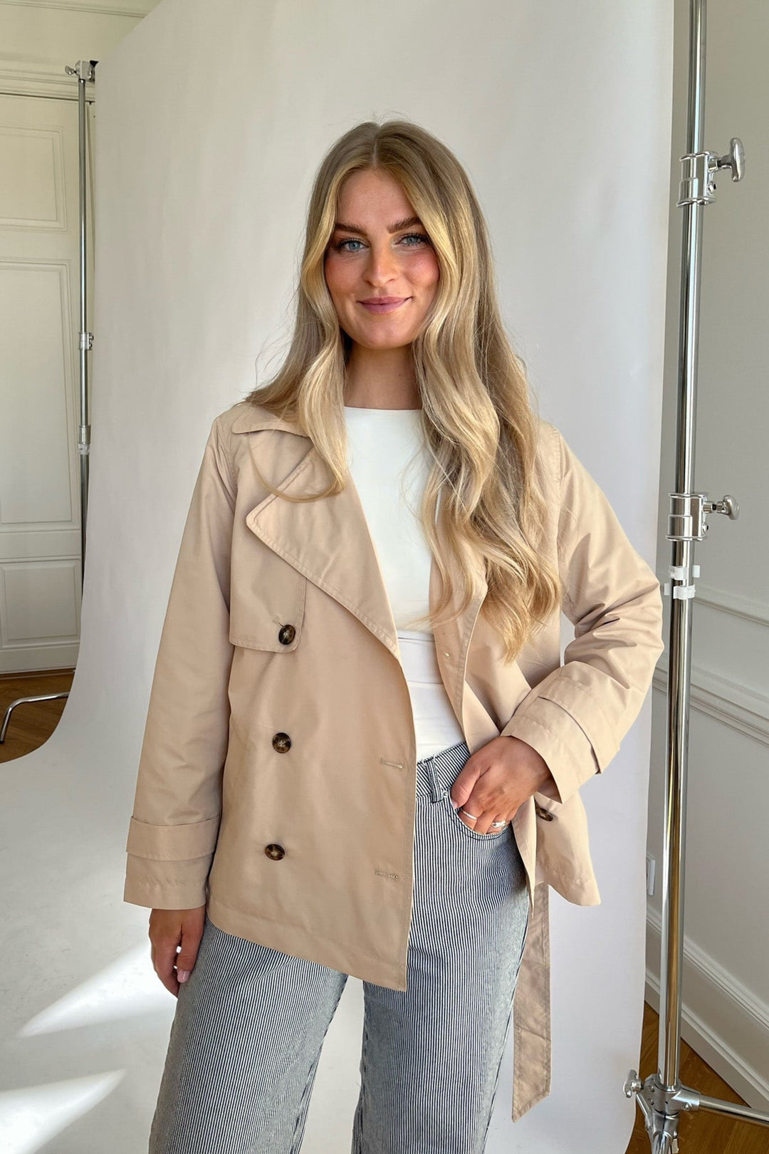 Women's short trench coat Nerys in Beige – outfit view