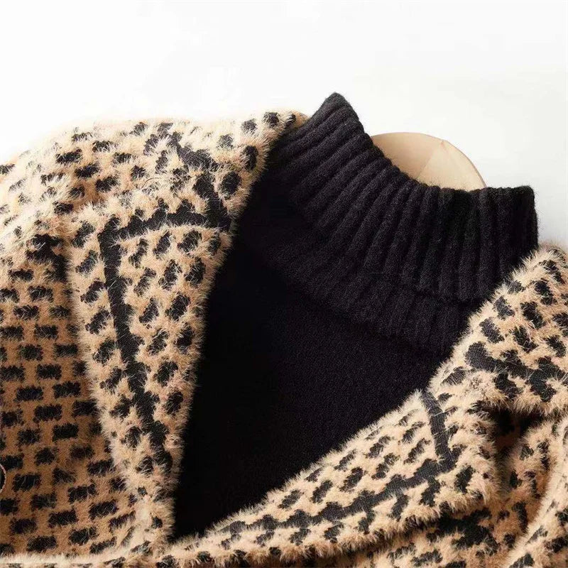 Bamburgh women's houndstooth jacket in Camel – lapel detail