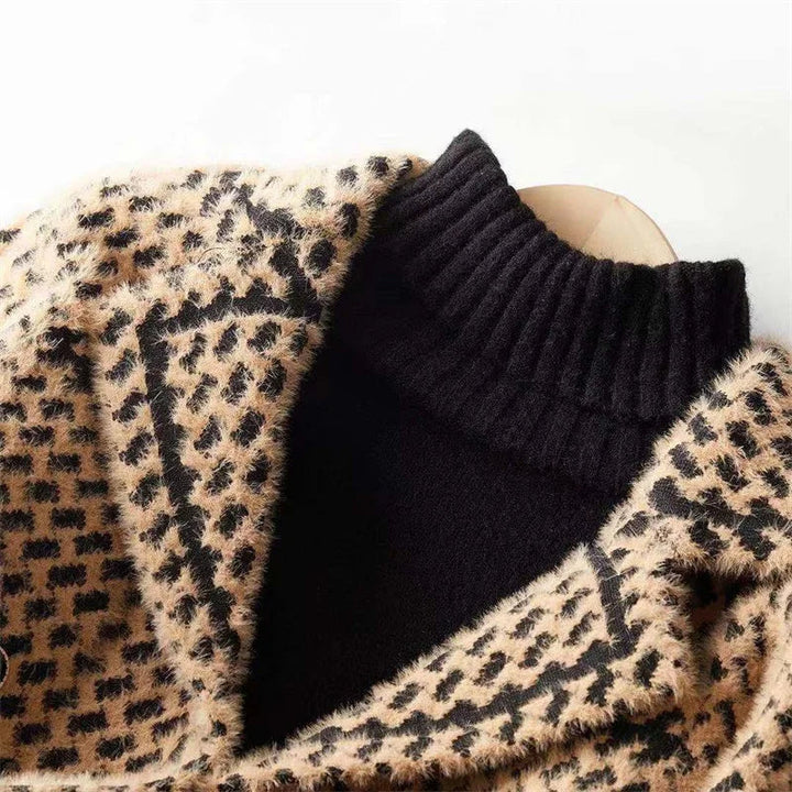 Bamburgh women's houndstooth jacket in Camel – lapel detail