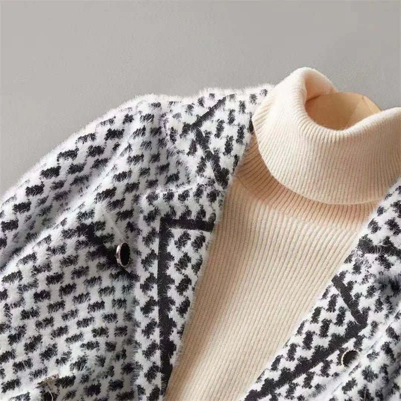 Bamburgh women's houndstooth jacket in Black & White – lapel detail