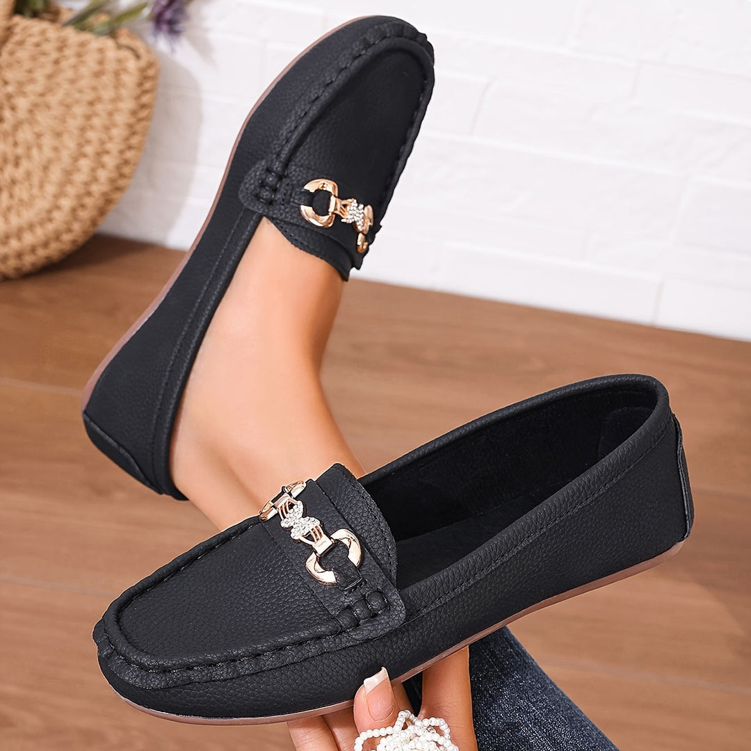 Women's flat loafers Bettina in Black – held angled view