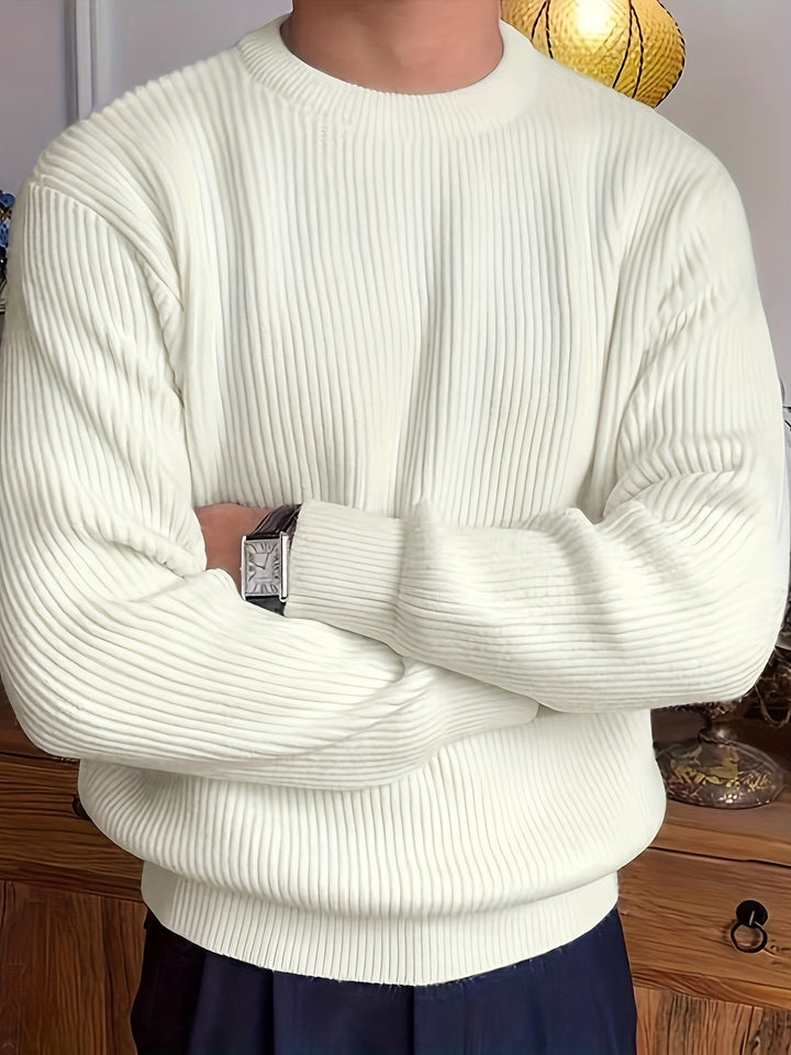 Men's ribbed crew neck jumper in white – Quinlan – arms crossed