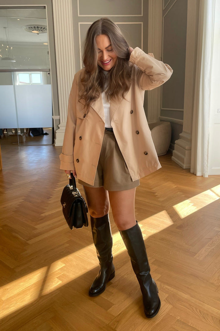 Women's short trench coat Nerys in Beige – worn front view