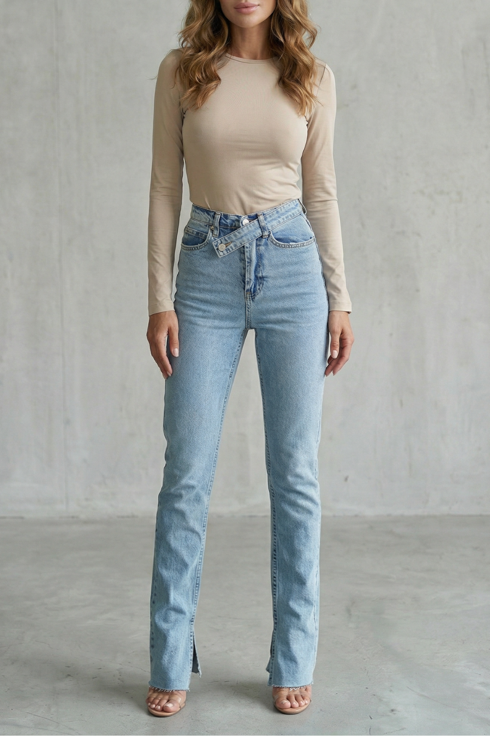 Women's High Waisted Straight Leg Jeans in Light Wash - Orvéline