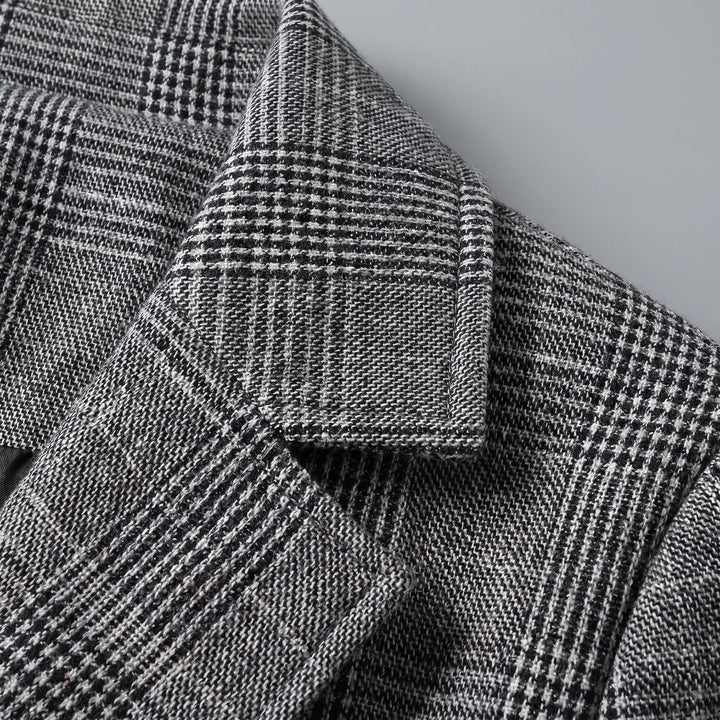 Women's longline check blazer Colette in Black – lapel close-up