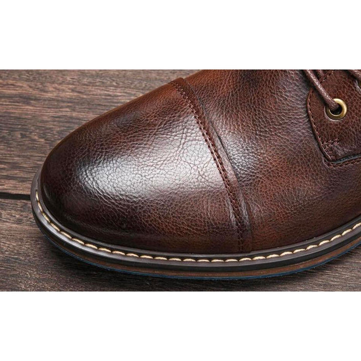 Men's toe-cap lace-up boots Georges in Brown – toe cap close-up