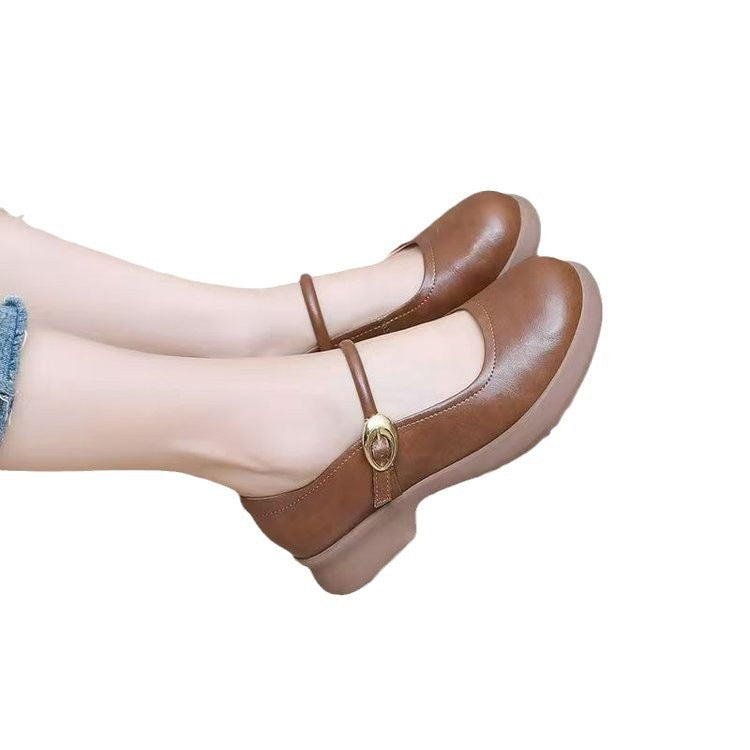 Women's Mary Jane shoes Yetta in Black – pair on foot view