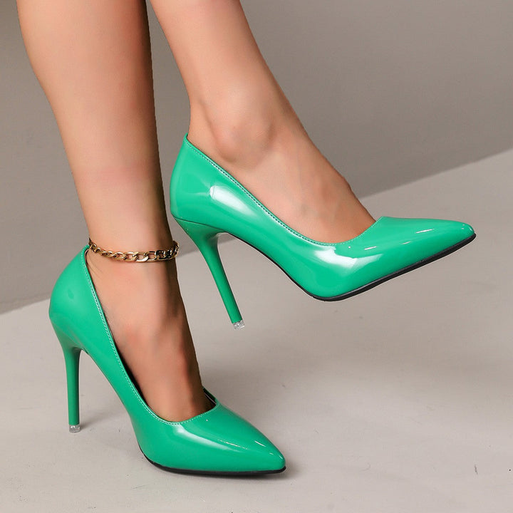 Women's court shoes Winnie in Green – worn side view