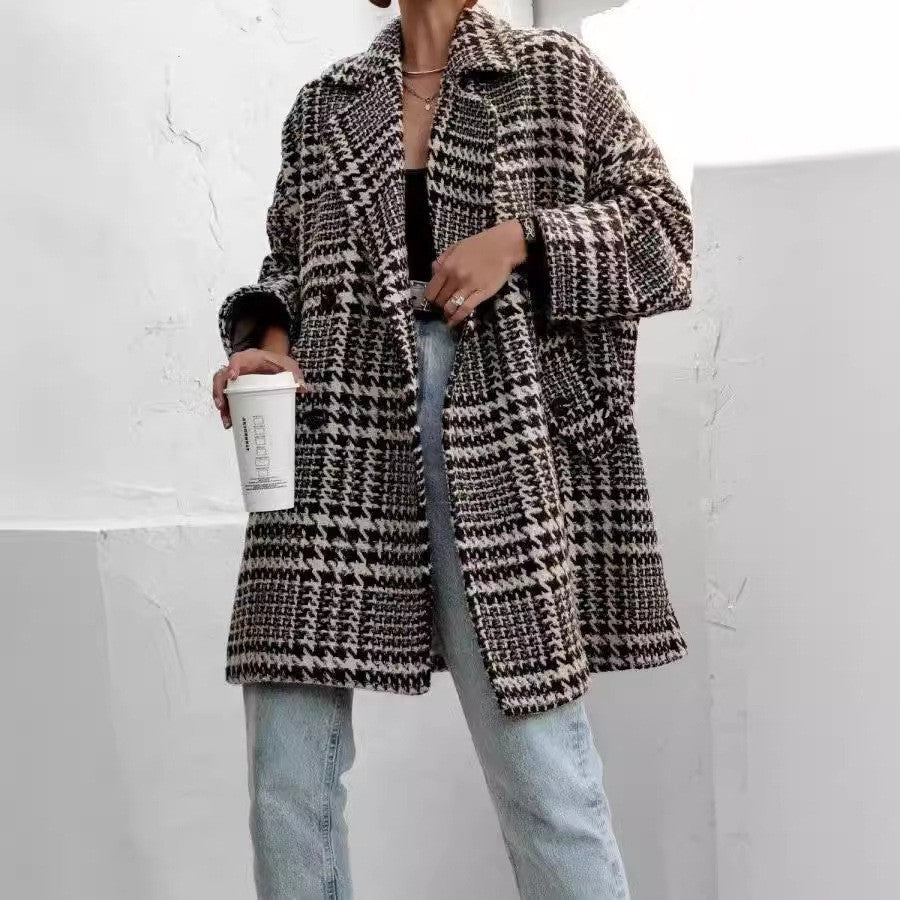 Women's oversized houndstooth coat Edwina in Black – styled with jeans