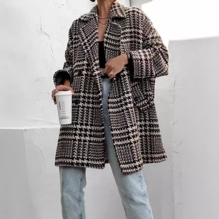Women's oversized houndstooth coat Edwina in Black – styled with jeans