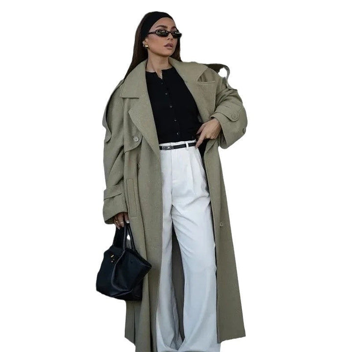 Women's oversized trench coat Sukie in Green – styled with white trousers