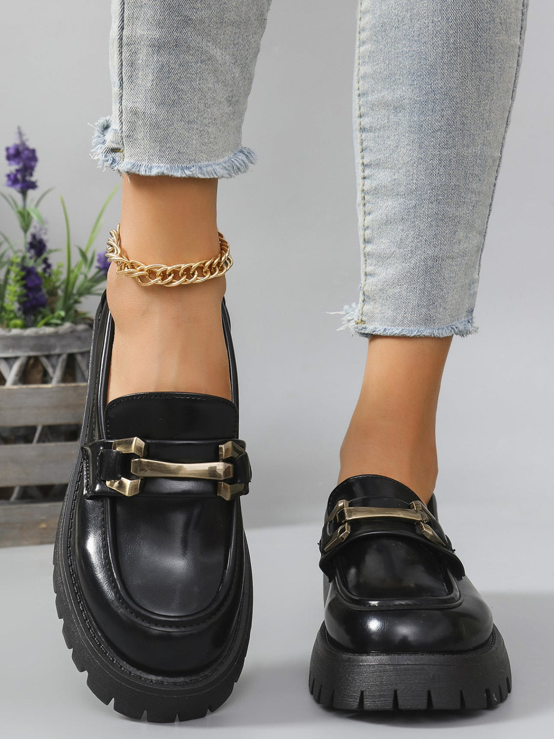 Women's chunky loafers Neve in Black – front view