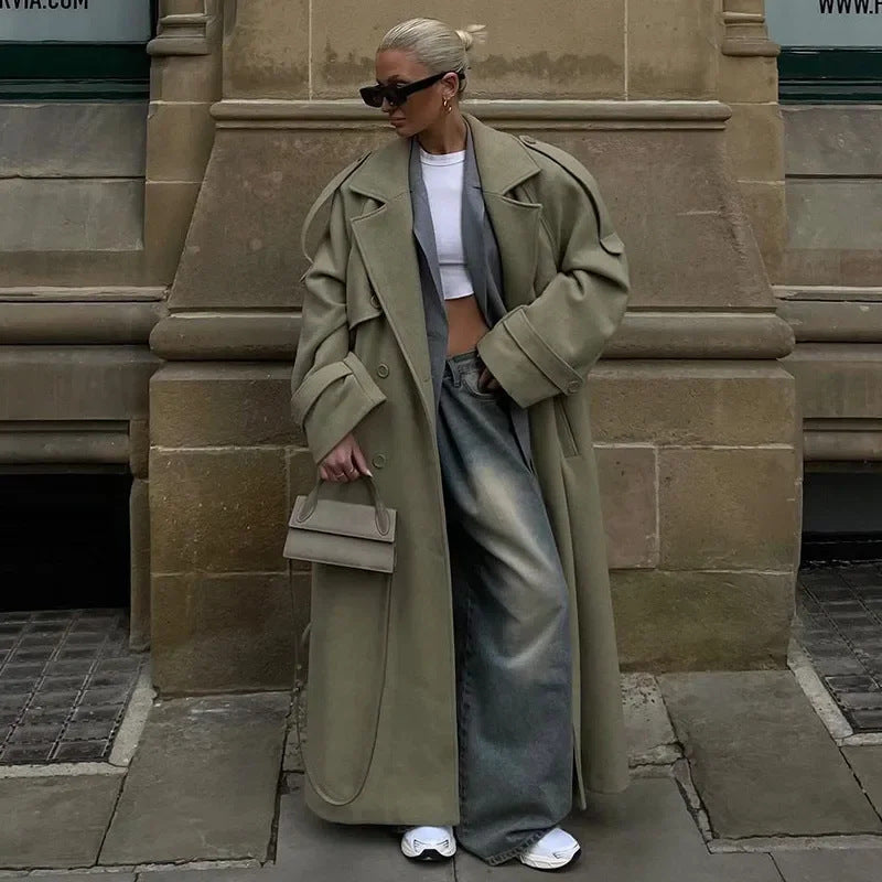 Women's oversized trench coat Sukie in Green – worn open with jeans