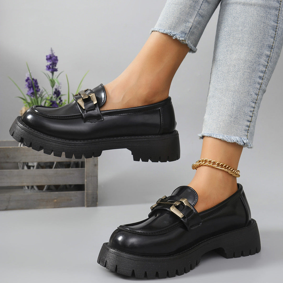 Women's chunky loafers Neve in Black – angled view