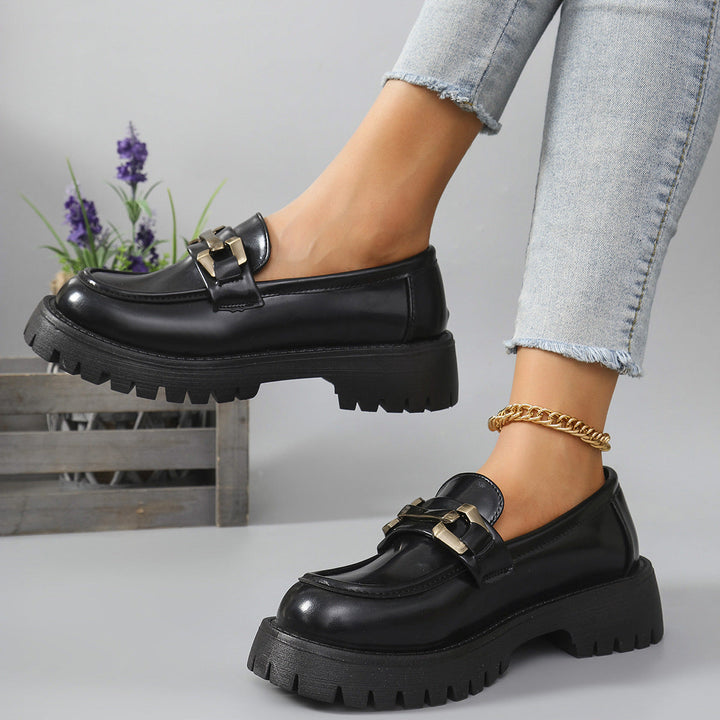 Women's chunky loafers Neve in Black – angled view