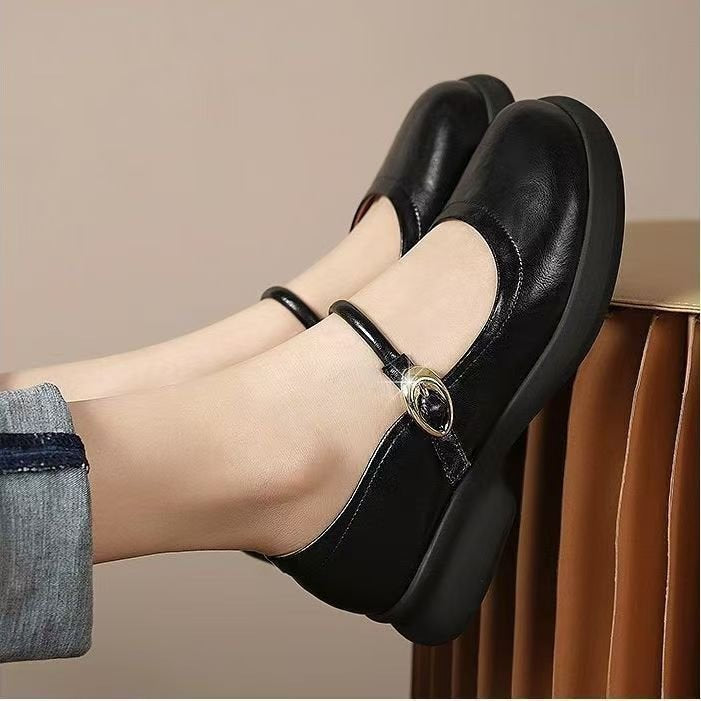 Women's Mary Jane shoes Yetta in Black – side view on foot