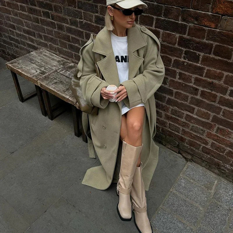 Women's oversized trench coat Sukie in Green – seated street style