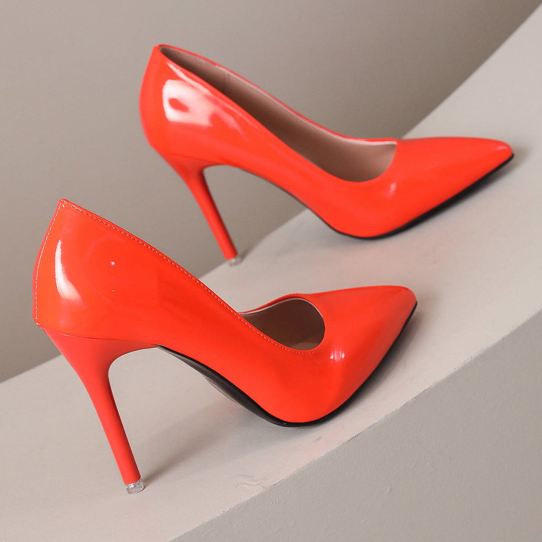 Women's court shoes Winnie in Orange – angled pair view