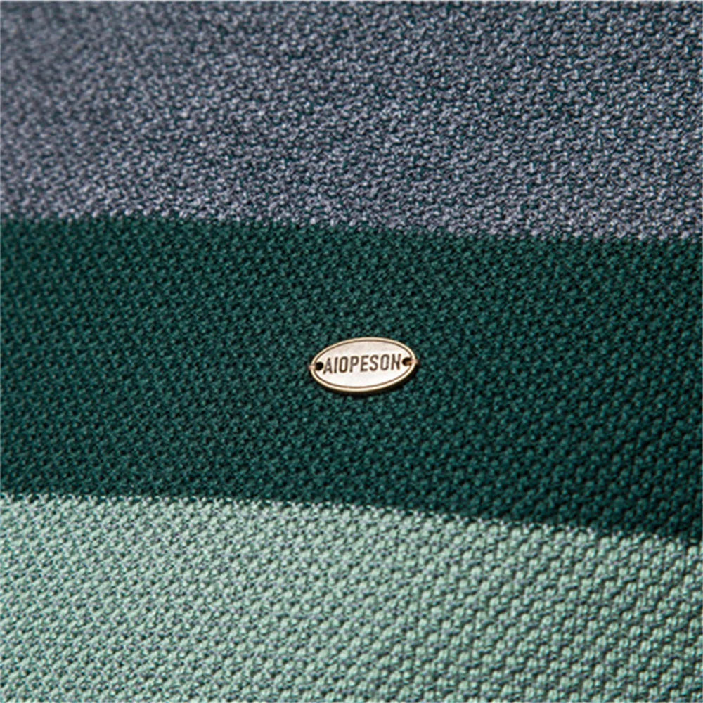 Men's colour block crew neck jumper in green – Aelric – close-up of moss stitch and chest band