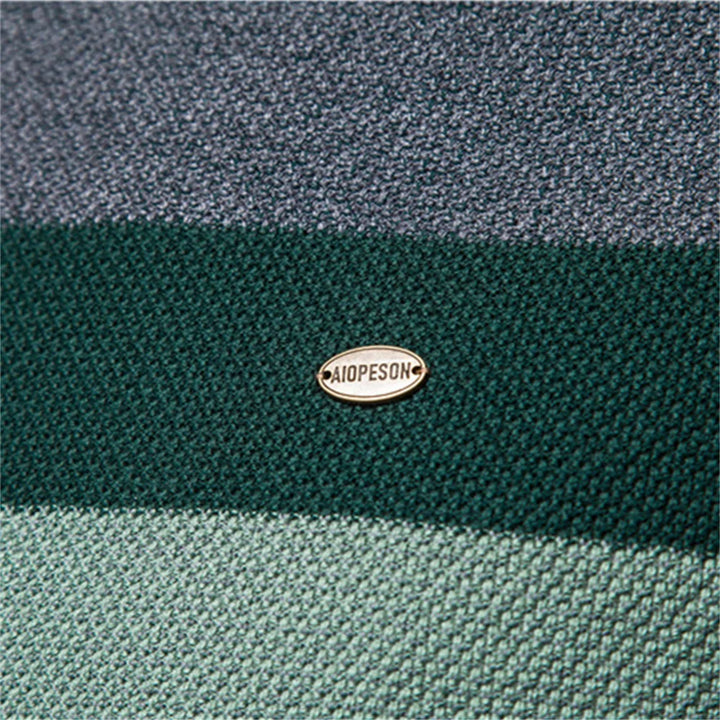 Men's colour block crew neck jumper in green – Aelric – close-up of moss stitch and chest band