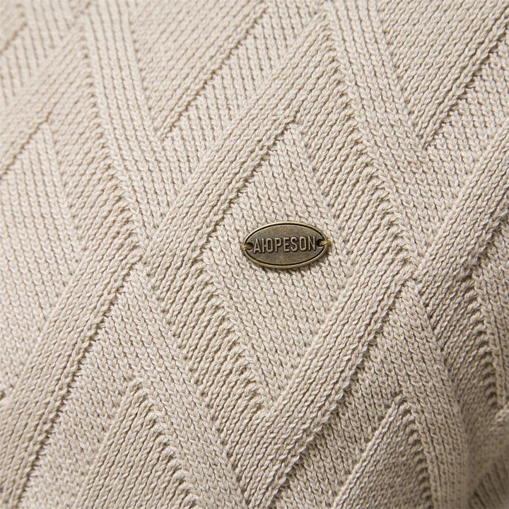 Men's diamond knit crew neck jumper in khaki – Zarion – close-up of diamond knit