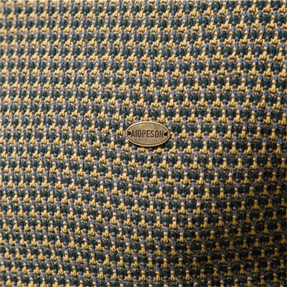 Men's textured crew neck jumper in olive – Lorien – close-up of dotted knit