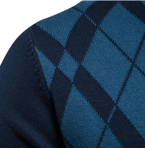 Men's argyle half zip jumper in blue – Aurello – close-up of argyle knit