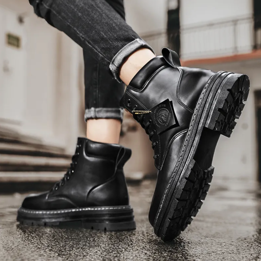 Men's chunky lace-up boots Zephyrion in Black – worn on wet street