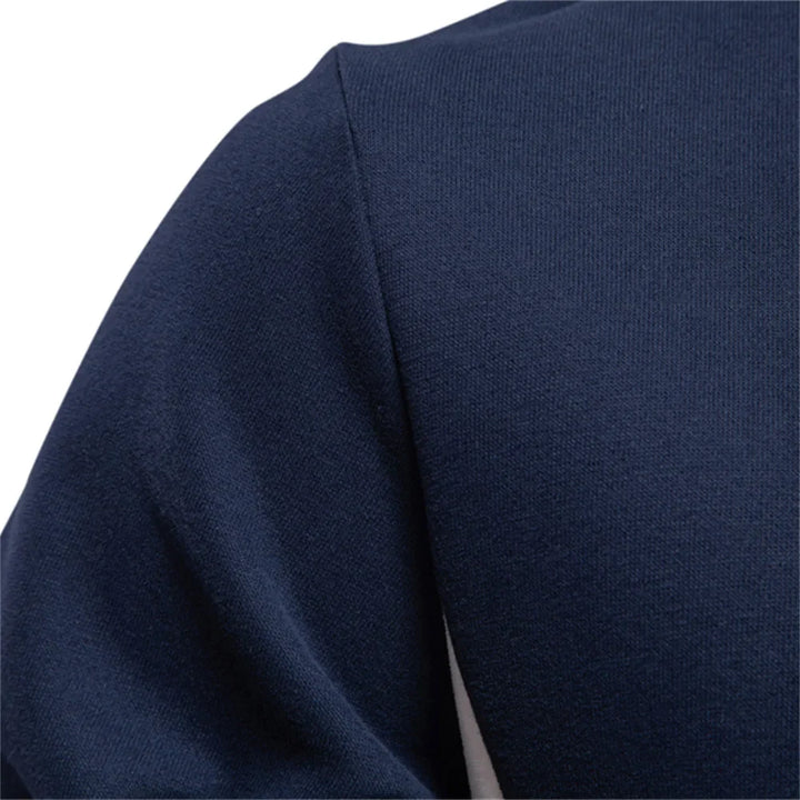 Men's colour block crew neck sweatshirt in dark blue – Talon – shoulder close-up