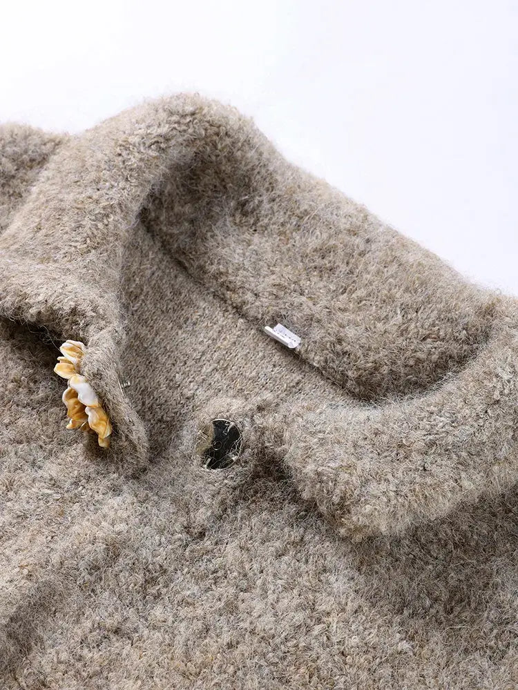 Women's fluffy cardigan Flossie in Beige – Peter Pan collar close-up