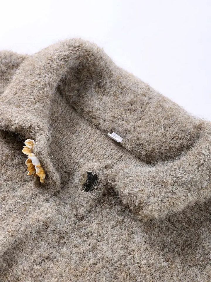 Women's fluffy cardigan Flossie in Beige – Peter Pan collar close-up