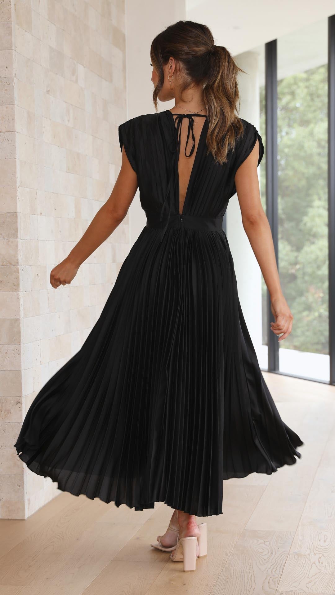 Maria - Elegant Pleated Midi Dress