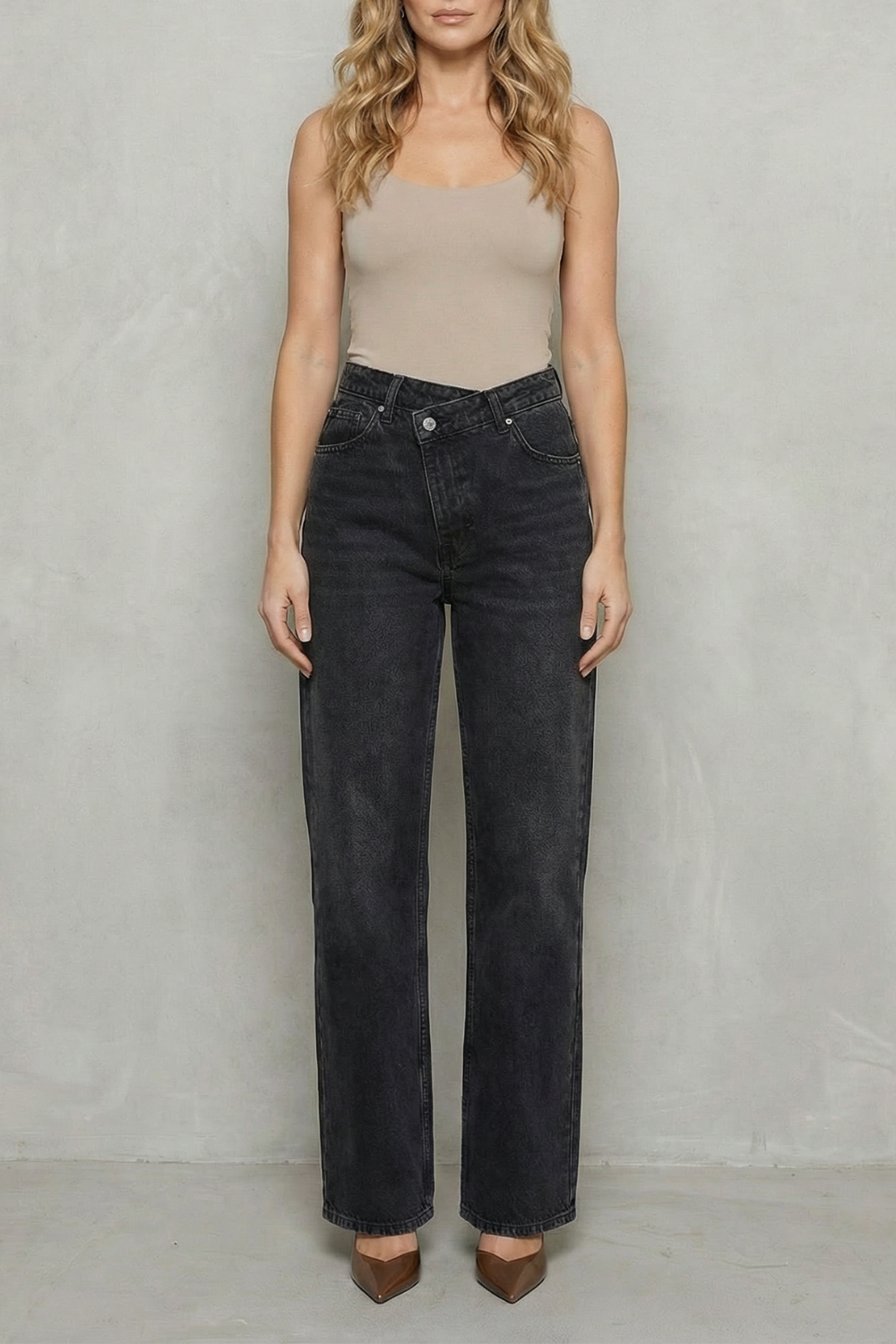 Women's Mid Rise Straight Leg Jeans in Mid Blue - Quivienne