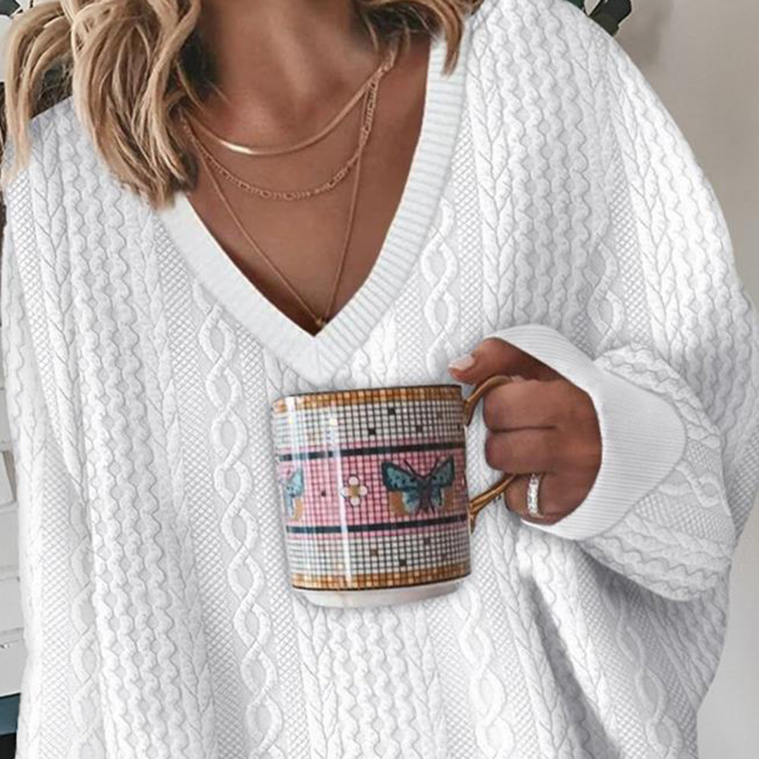 Women's oversized V neck cable knit jumper Bessie in White – neckline close-up