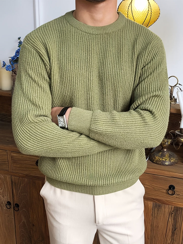 Men's ribbed crew neck jumper in army green – Quinlan – arms crossed