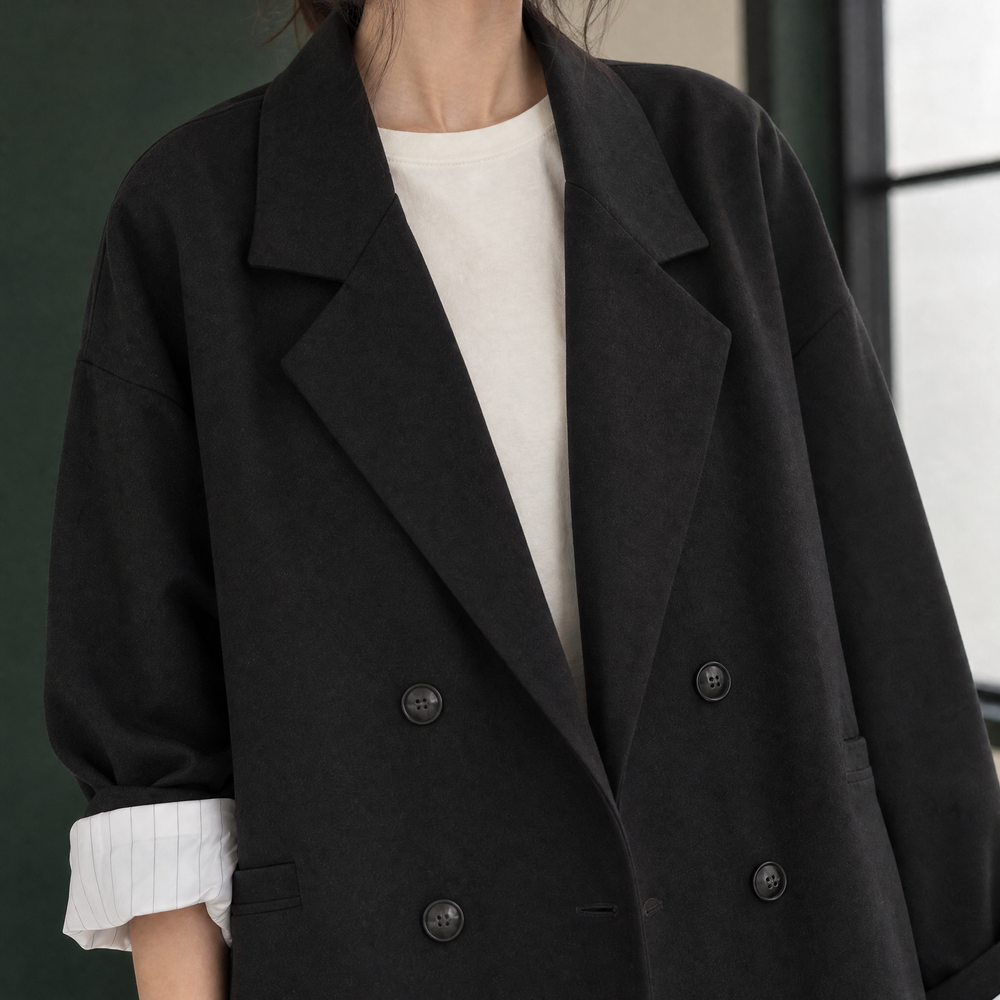 Cromarty women's oversized blazer in Black – lapel and button close-up