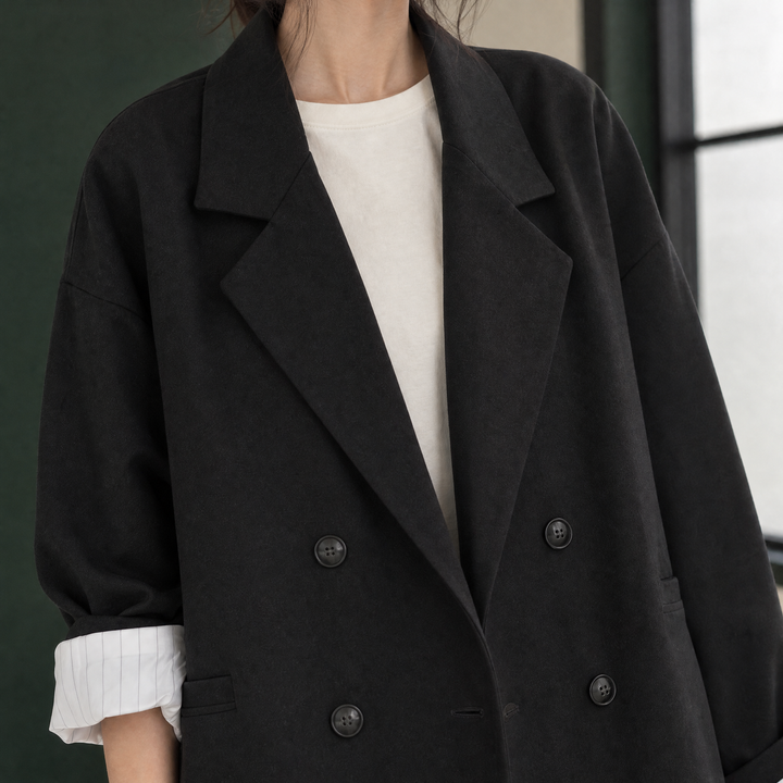Cromarty women's oversized blazer in Black – lapel and button close-up