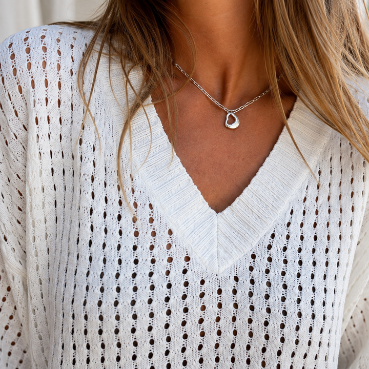 Mairi - Women's open-knit V-neck jumper in White – V-neck detail