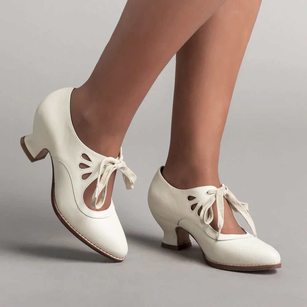 Women's lace up heels Rhiannon in Black – toe view